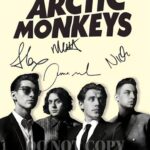 Arctic Monkeys Poster 20,3 x 25,4 cm – Portrait de groupe magnifique – Photographie – Rock and Roll – Les années 2010 – AM – Musique britannique légendaire – Sheffield, Angleterre – Alex Turner –